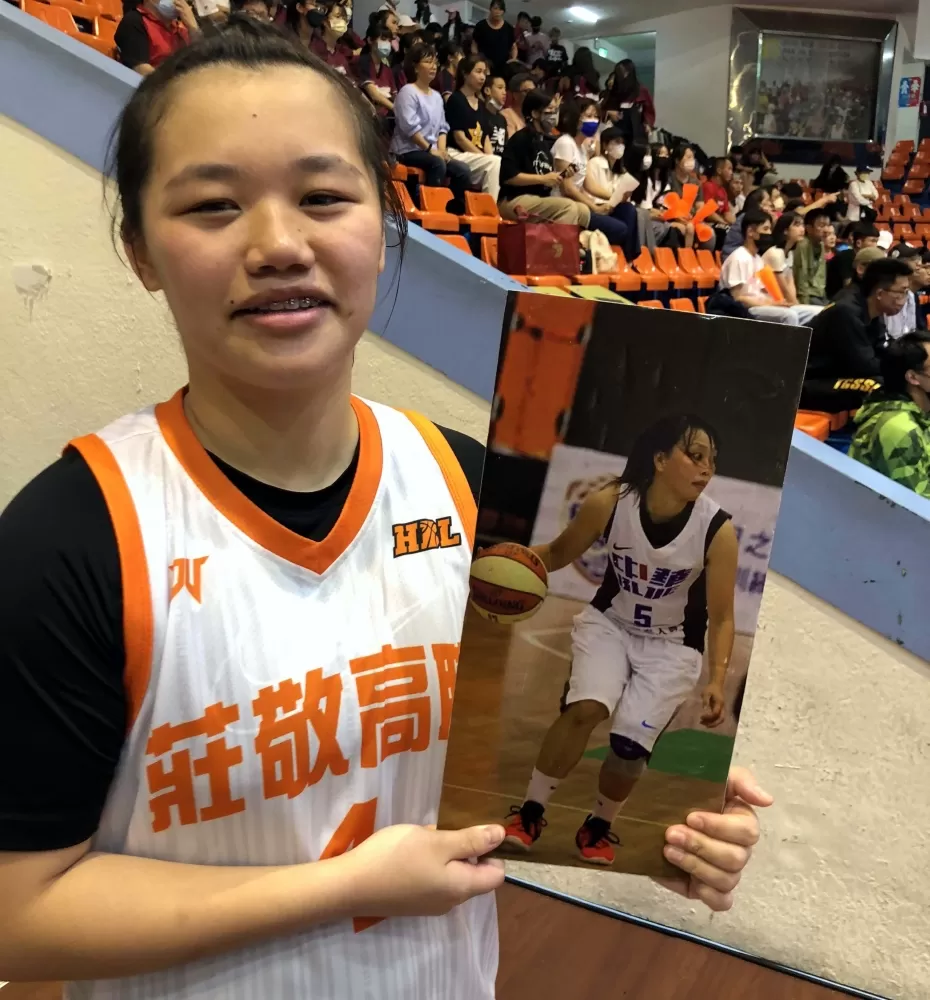 陳妤薰：「她是我偶像冠軍莊敬教練張歆可」。