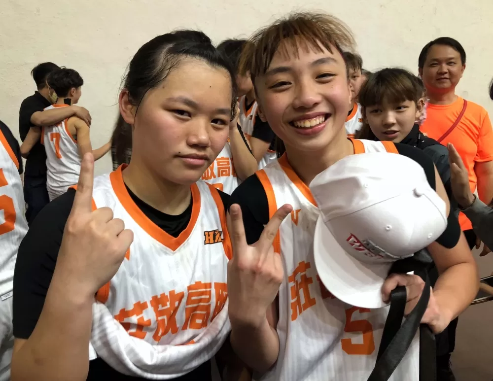 莊敬最佳兩人組張可人(右)、陳妤薰。