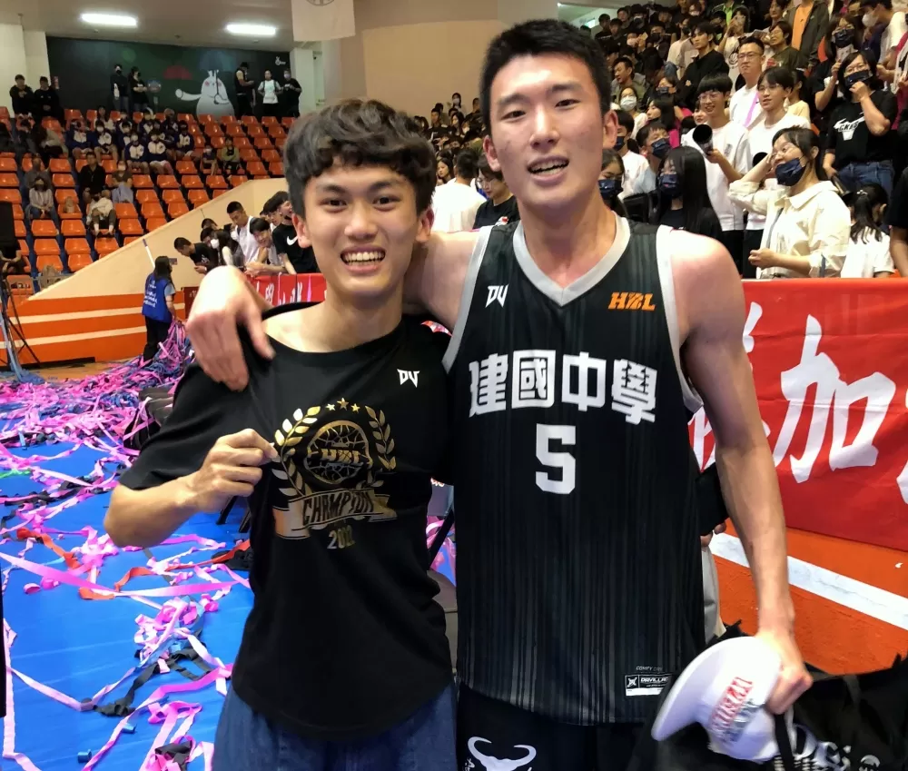 冠軍賽MVP建中王中漢與上季冠軍隊友陳柏亦。
