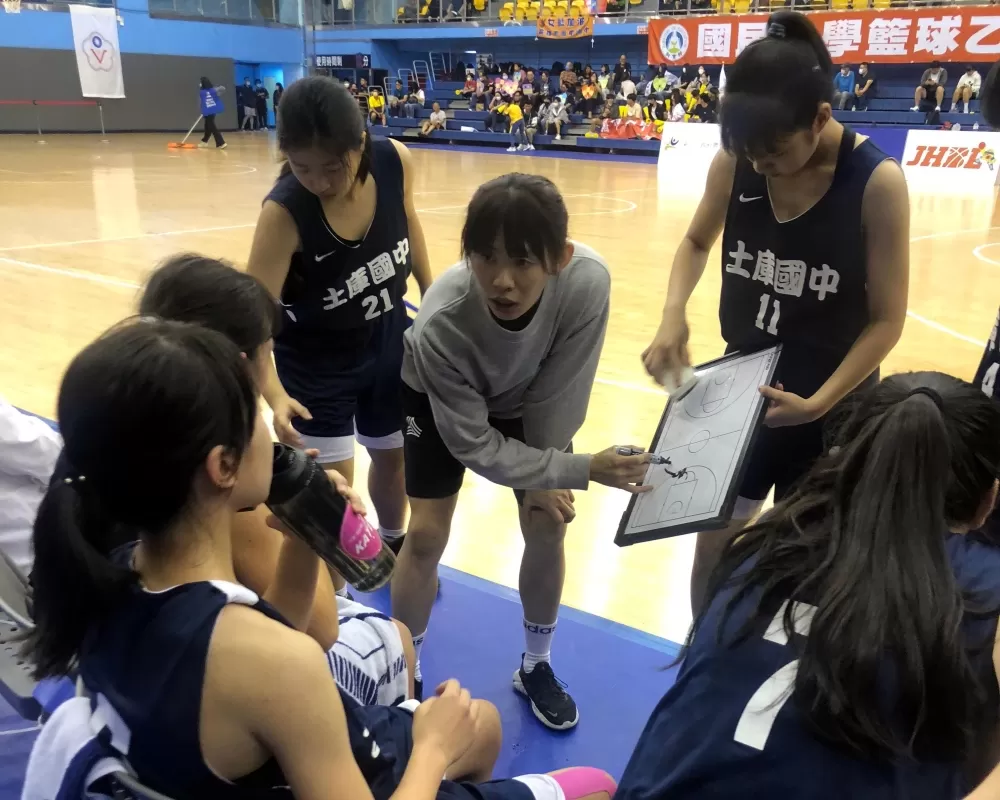 土庫教練楊雅惠跟球員沙盤推演。