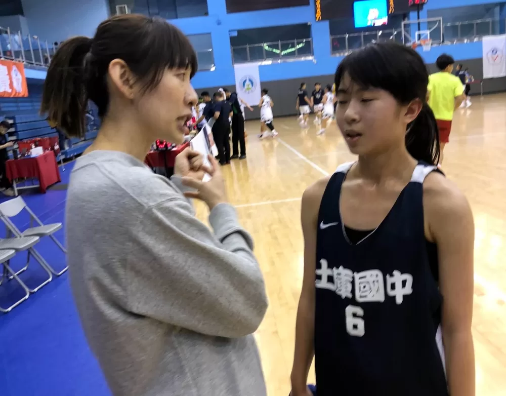 土庫教練楊雅惠跟超級雙小的吳沛萱溝通。