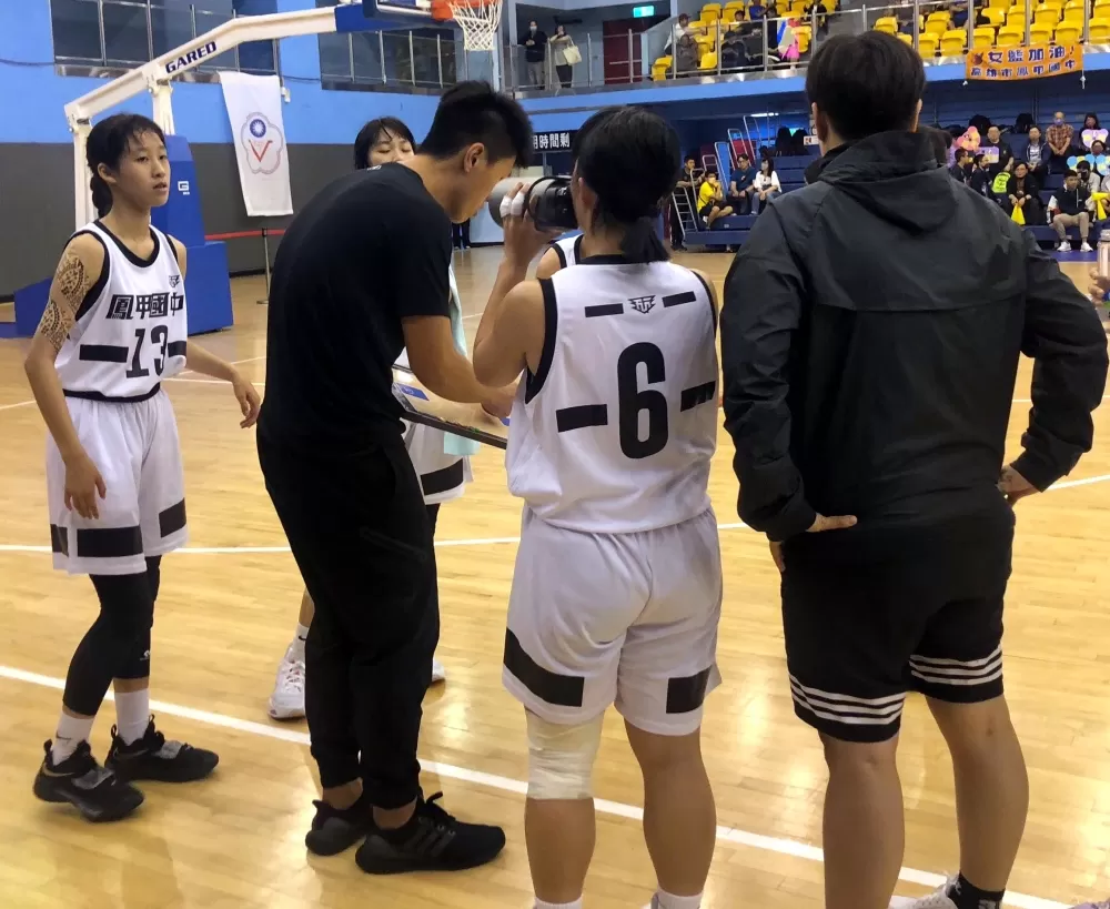 鳳甲教練蔡勝宏面授機宜。