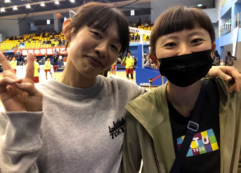 土庫教練楊雅惠與到場力挺的傑出校友106、107學年UBA抄截后二連霸台大許硯筑。