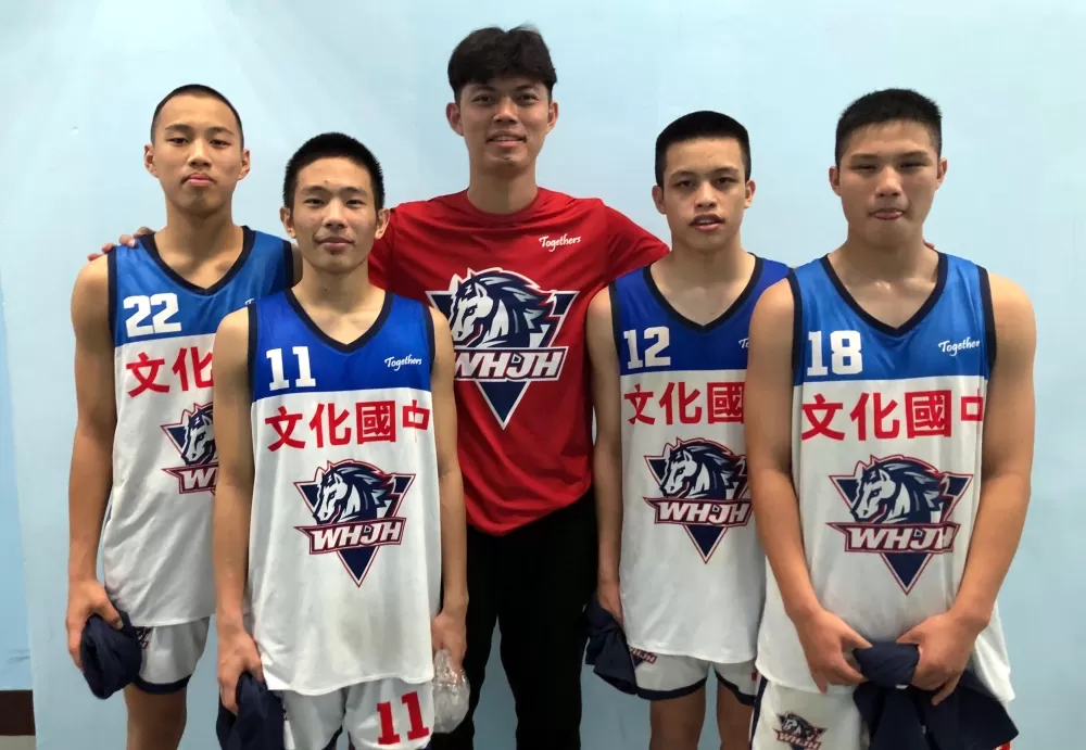 文化教練梁震宇與「鐵三角」及李翔。