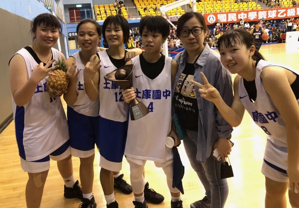 土庫現任隊長陳品慈（左三）、下季準隊長林皇容（右）將薪火傳承。