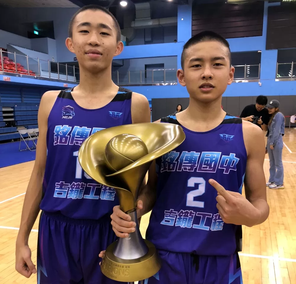 「虛擬MVP」三朝元老主控游元鈞（右）與打兩季的林子民