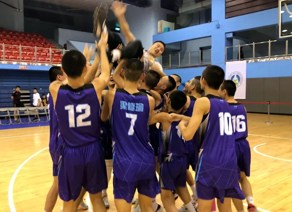 銘傳封王把教練拋到空中。