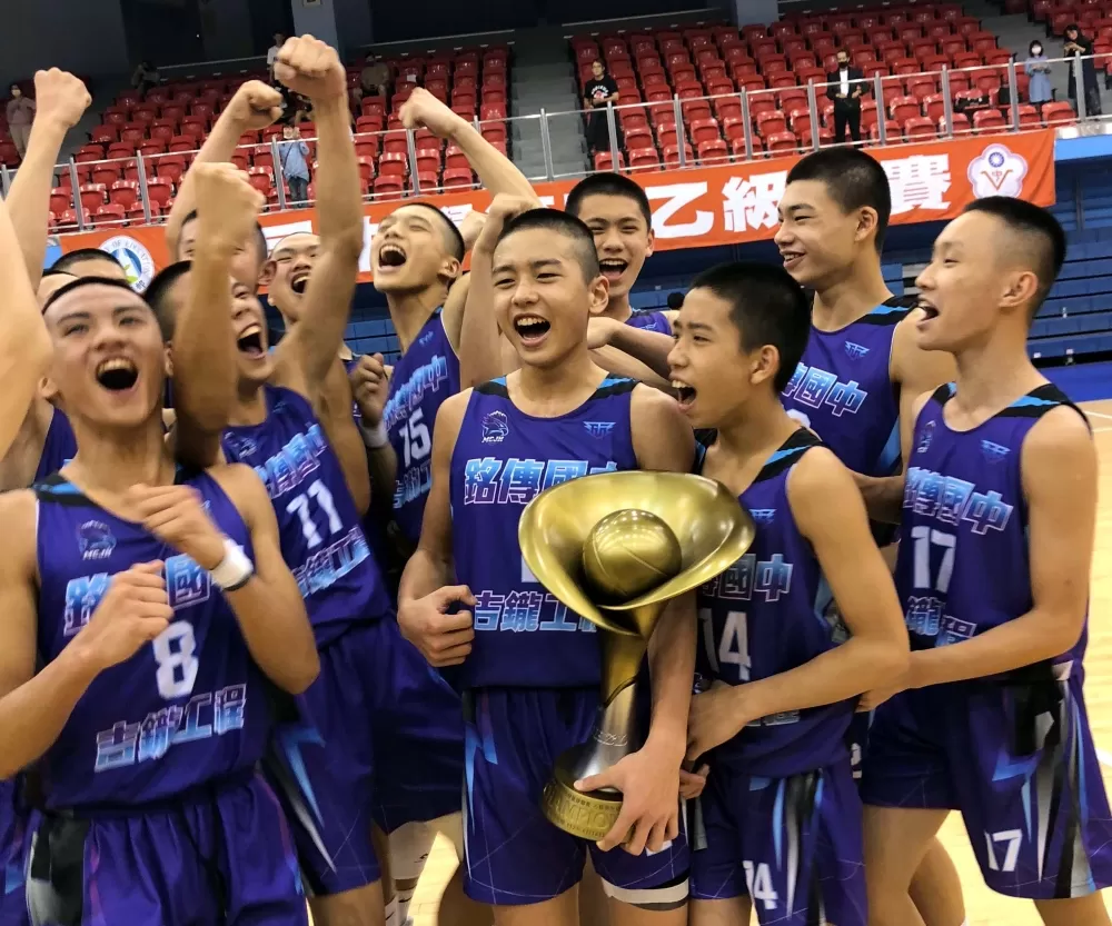 銘傳封王high翻天。