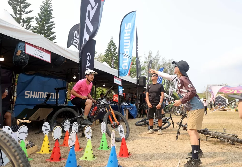 「151」林彥君和江勝山玩套圈圈遊戲。XTERRA Taiwan提供。