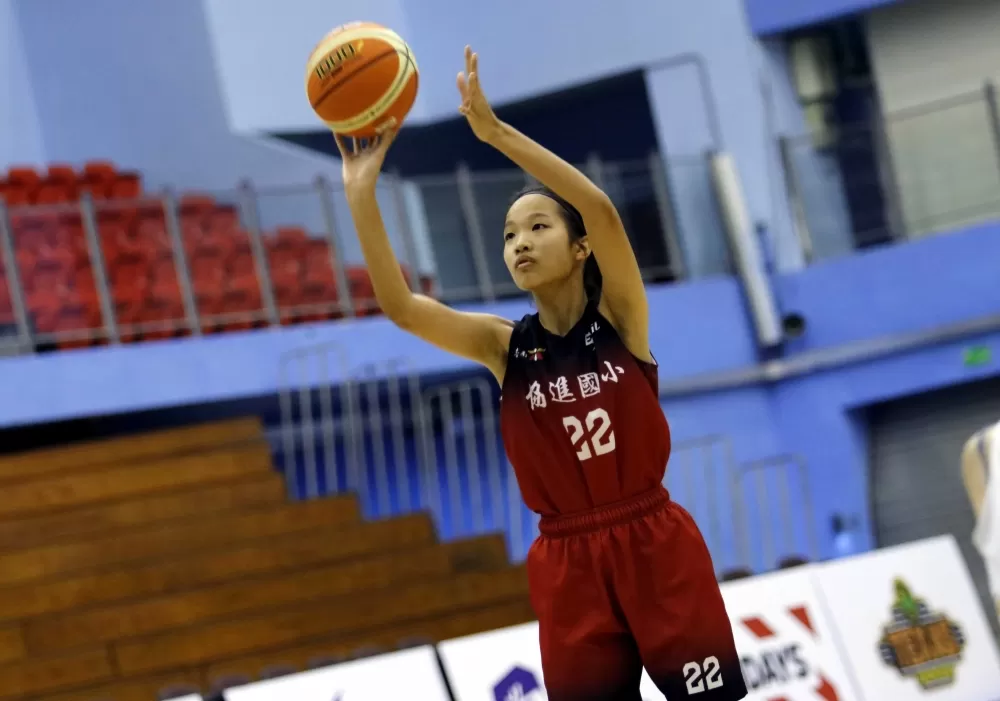 台南協進173公分小長人廖俞函出手流暢。