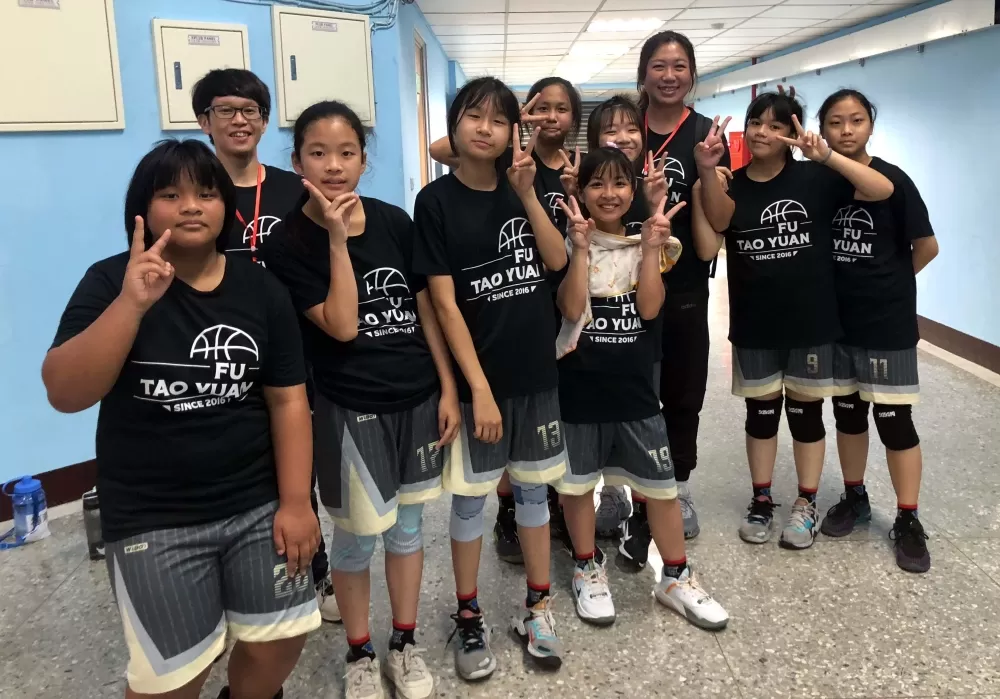 前HBL淡商冠軍成員賴美如（右三）現帶福源國小女籃樂在其中。