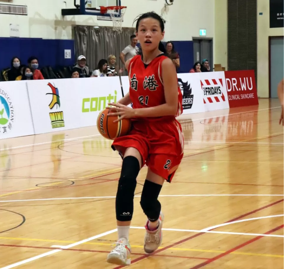 南港女籃173公分小五小長人黃楚耘這兩月跨U11、U12兩組征戰。