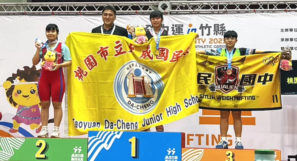 大成國中傅珮珊(右二)三破大會奪金。李健宇/提供。
