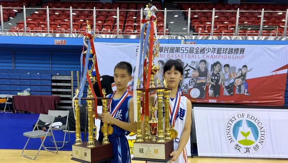 南港男女籃龍鳳胎姊弟張念慈(右)、張奕翔雙雙「虛擬」MVP。