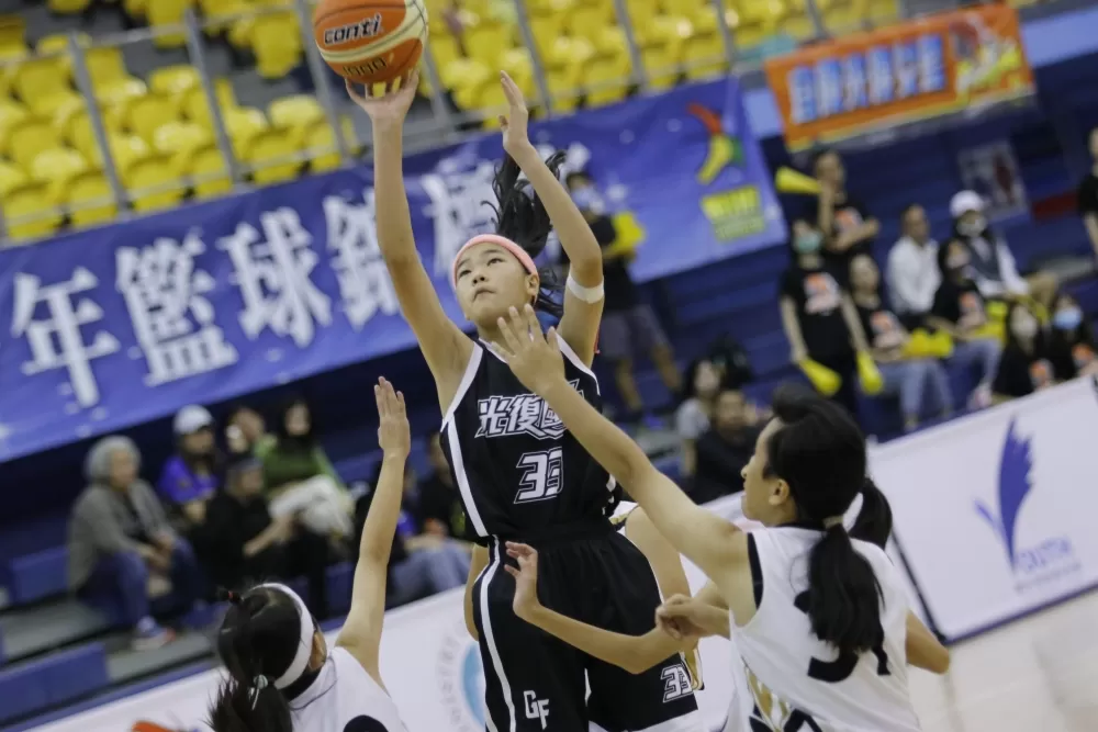 光復「雙一姊」的、許喆縈禁區強攻。