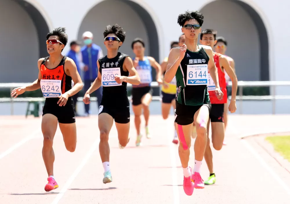 新北雙溪高中李安翊（前）、新北高中林鑫義（左）和臺北市建國中學姜翊安（中）。林嘉欣／攝影。