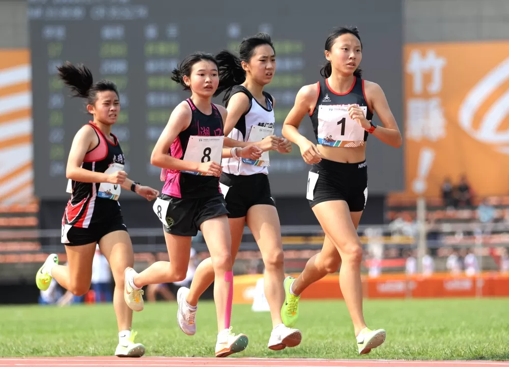 基隆女中黃郁媃在112年全中運高女1萬公尺決賽封后。林嘉欣／攝影。