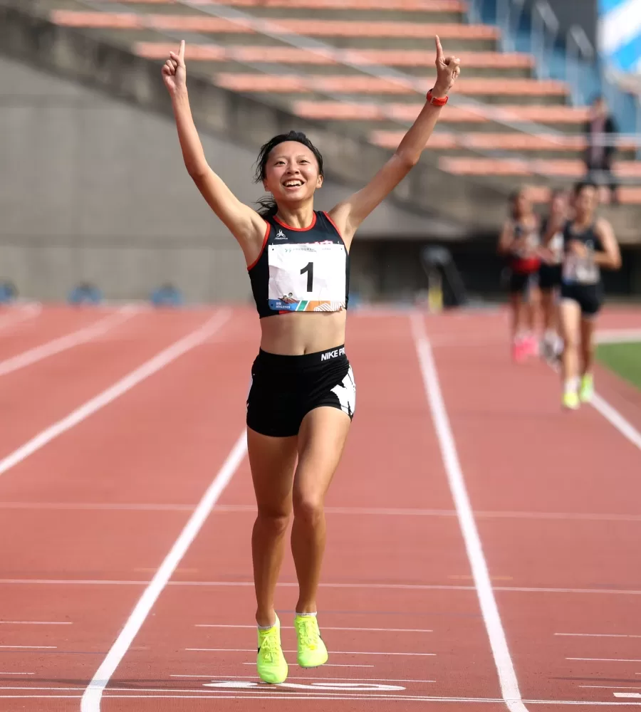 基隆女中黃郁媃在112年全中運高女1萬公尺決賽封后。林嘉欣/攝影。