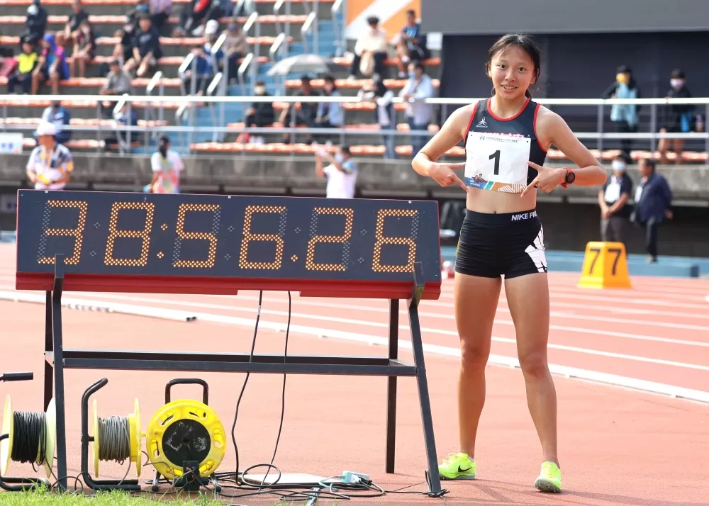 基隆女中黃郁媃在112年全中運高女1萬公尺決賽封后。林嘉欣／攝影。