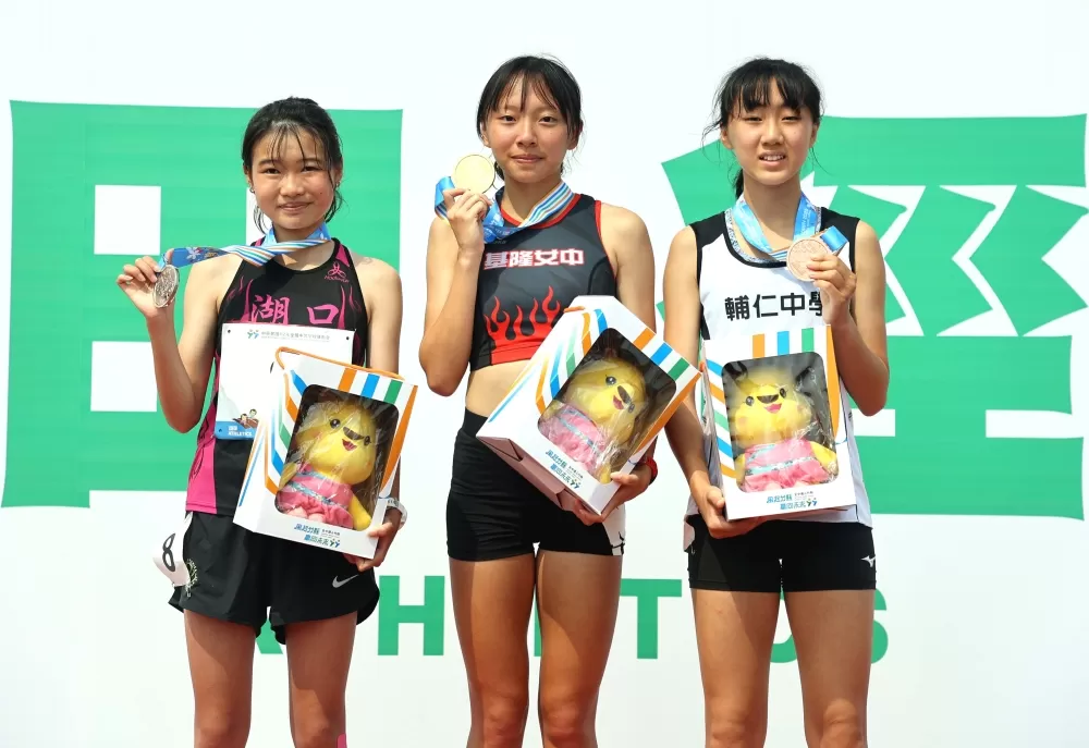基隆女中黃郁媃（中）在高女1萬公尺決賽封后。湖口高中刁筱唯第二，嘉義市輔仁高中朱婕瑀第三。林嘉欣／攝影。