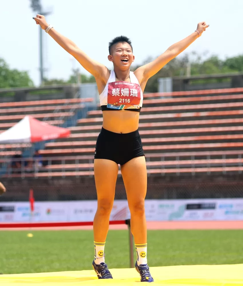 新北市錦和高中蔡姍珊創最佳後開心地跳起來。林嘉欣/攝影。