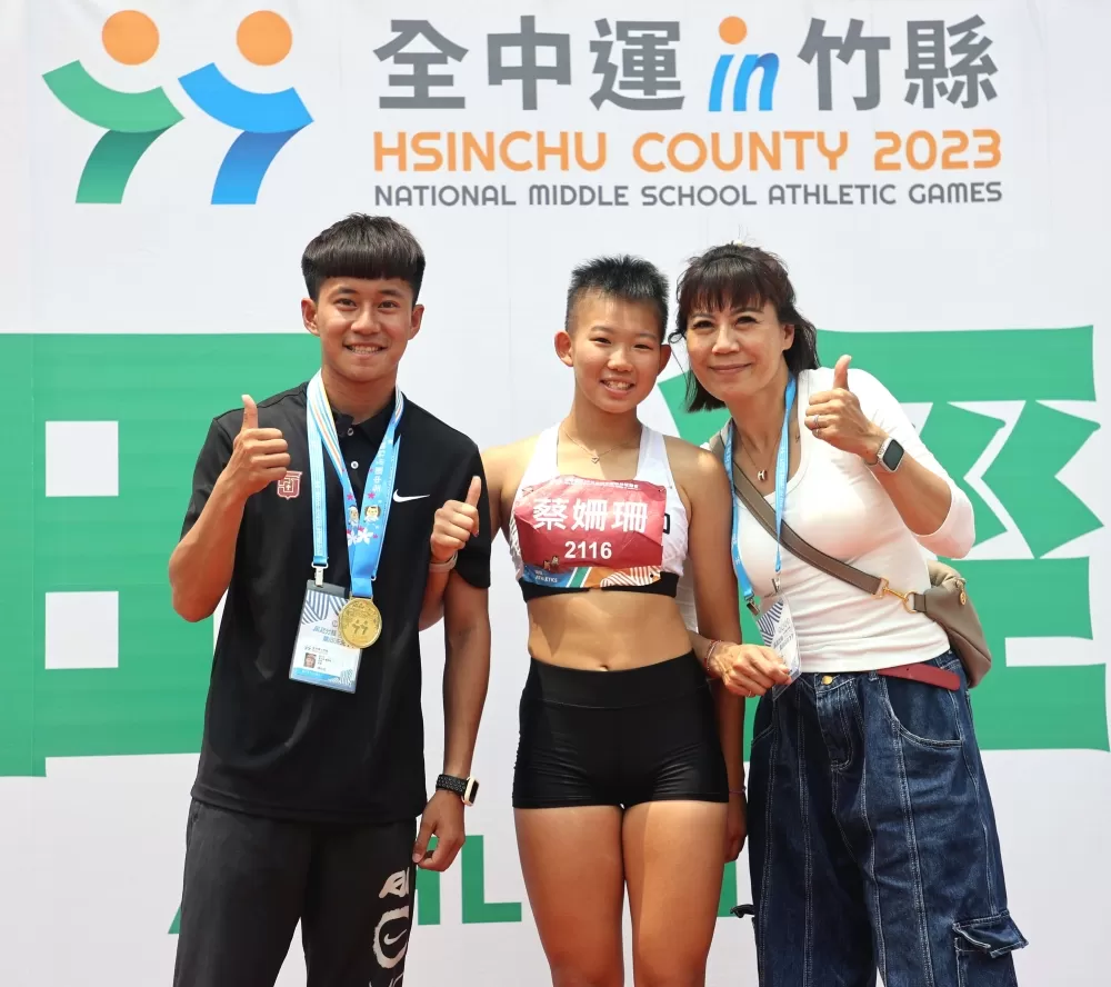 新北市錦和高中蔡姍珊1.72創最佳後，和教練徐子茜、陳柏廷合影。林嘉欣／攝影。