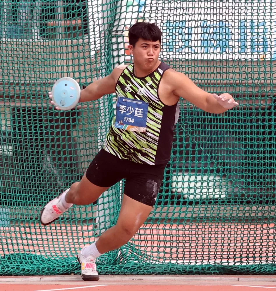 高男鐵餅決賽，花蓮縣體育中學李少廷51.57拿第一。