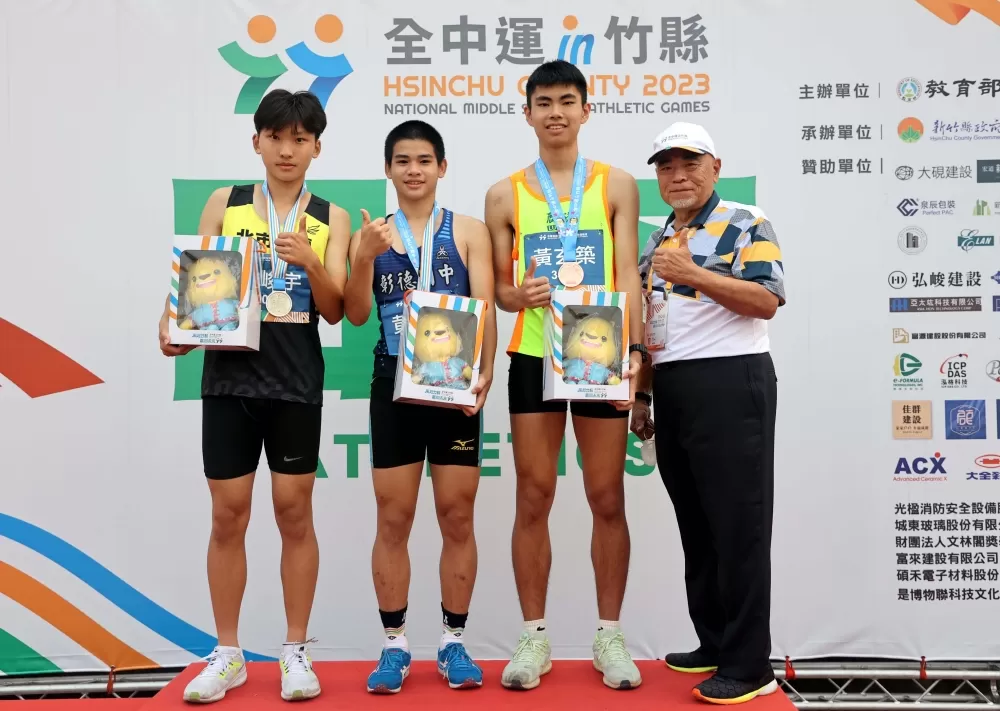 黄羿程（左二）最後一跳翻身稱王。