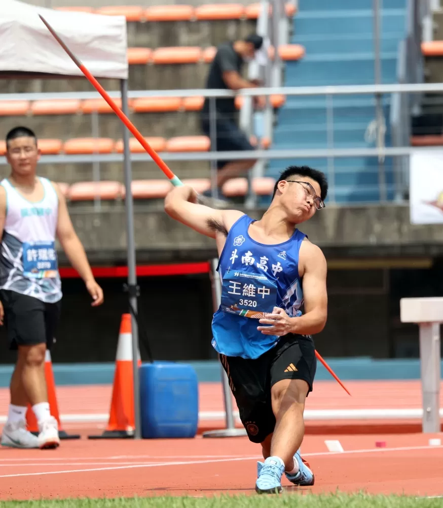 國男標槍冠軍雲林縣斗南高中王維中。