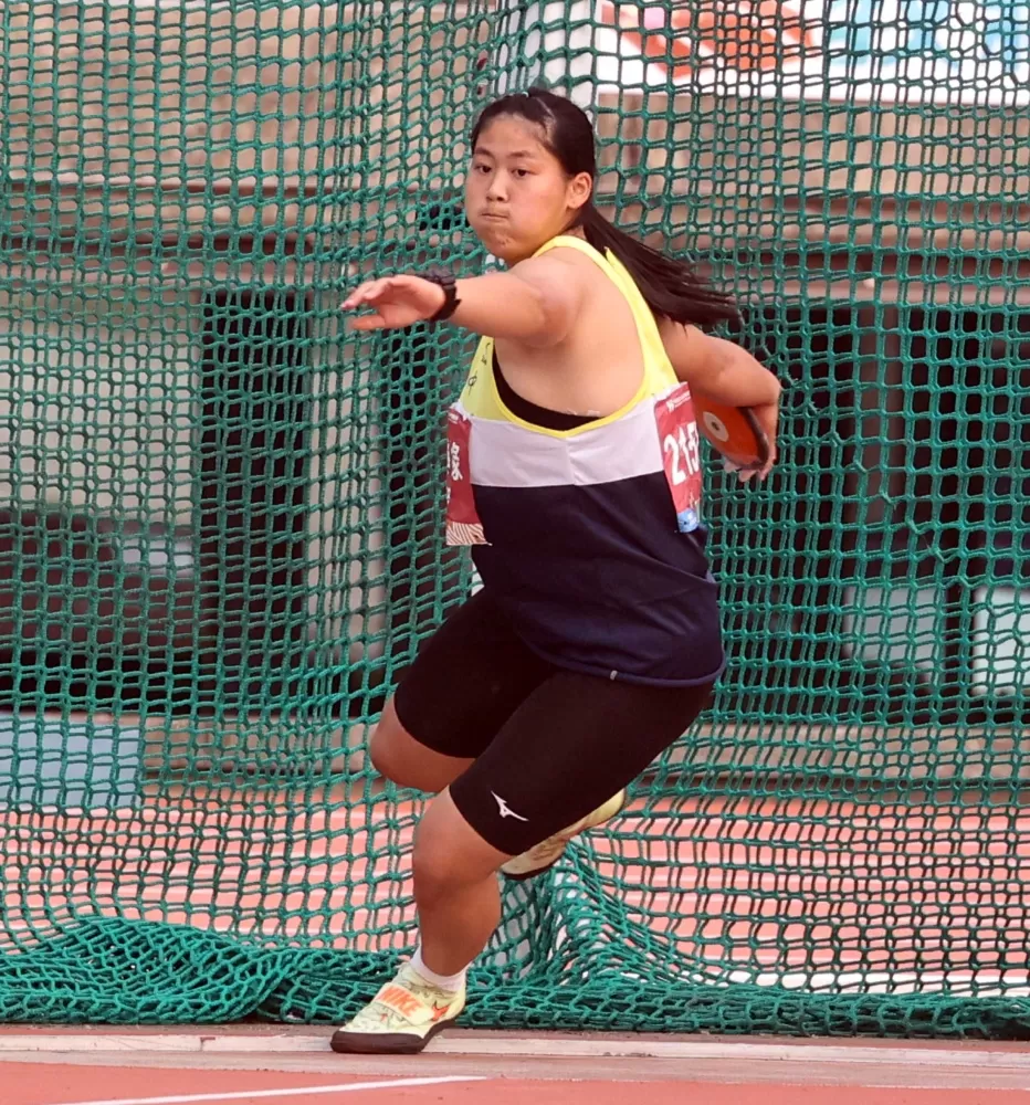 高女鐵餅決賽桃園高中江靜緣以45.85輕鬆奪冠。