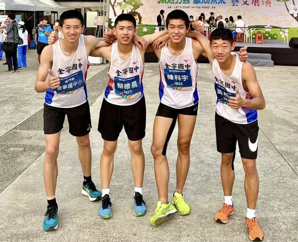 金寧國中小接力F4。許仲宇／攝影。