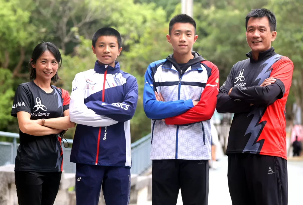 林翊凱（右二）、林翊翔的爸爸林中傑、媽媽溫嘉玲都是國手。林嘉欣／攝影。