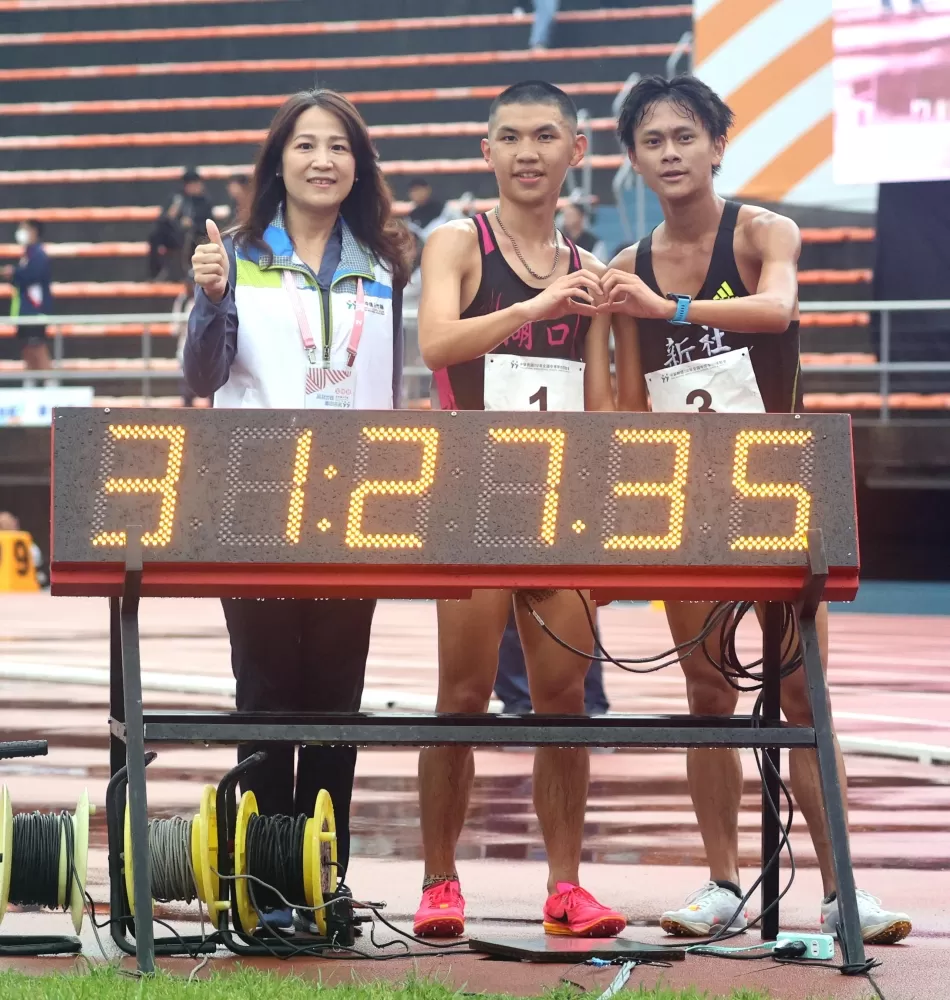 湖口高中徐立紘（中）破大會，感謝中市新社高中田睿祥和他一起拚。林嘉欣／攝影。