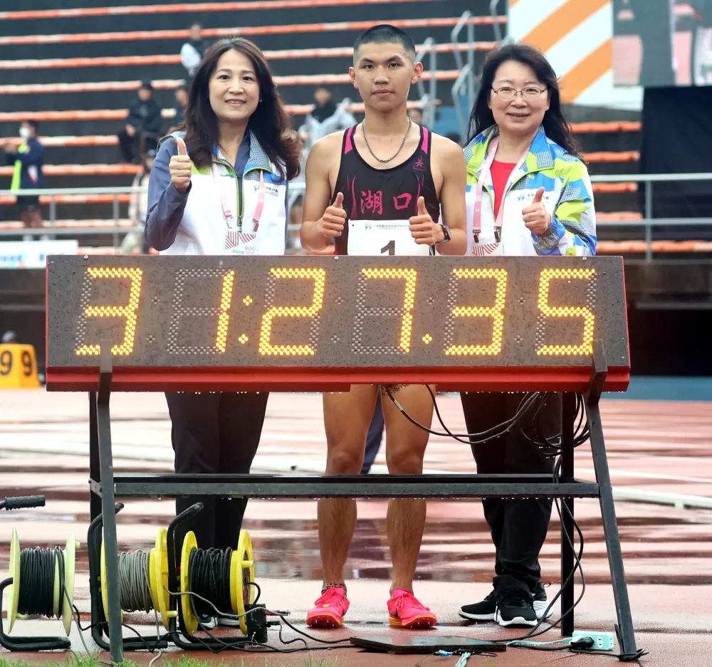 湖口高中徐立紘（中）破大會。林嘉欣／攝影。