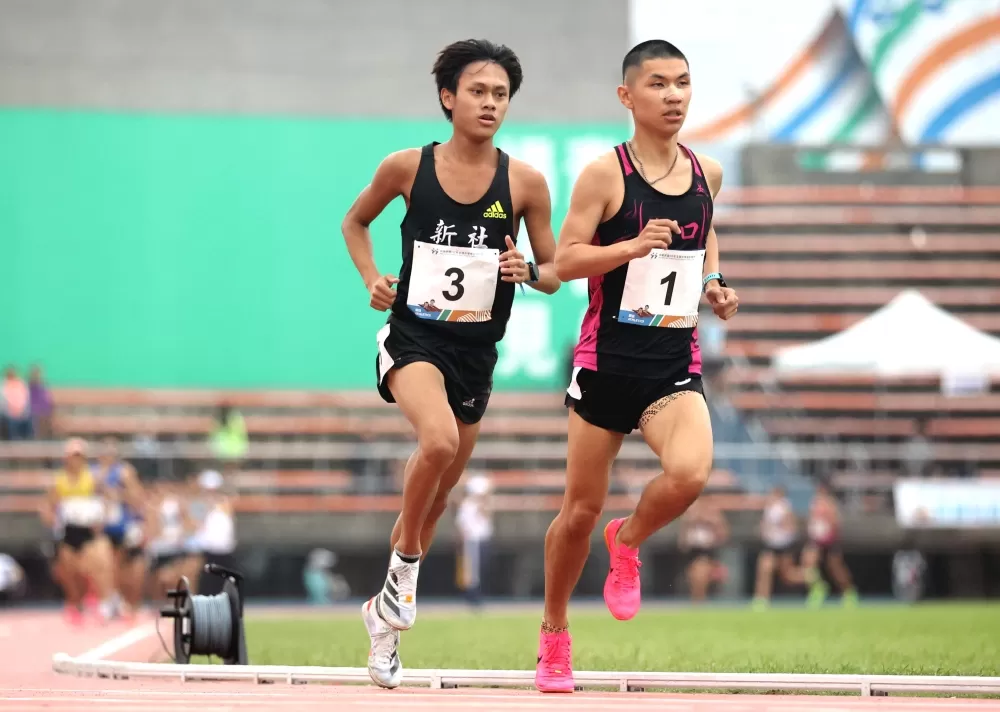 湖口高中徐立紘(前)感謝中市新社高中田睿祥和他一起拚。林嘉欣/攝影。