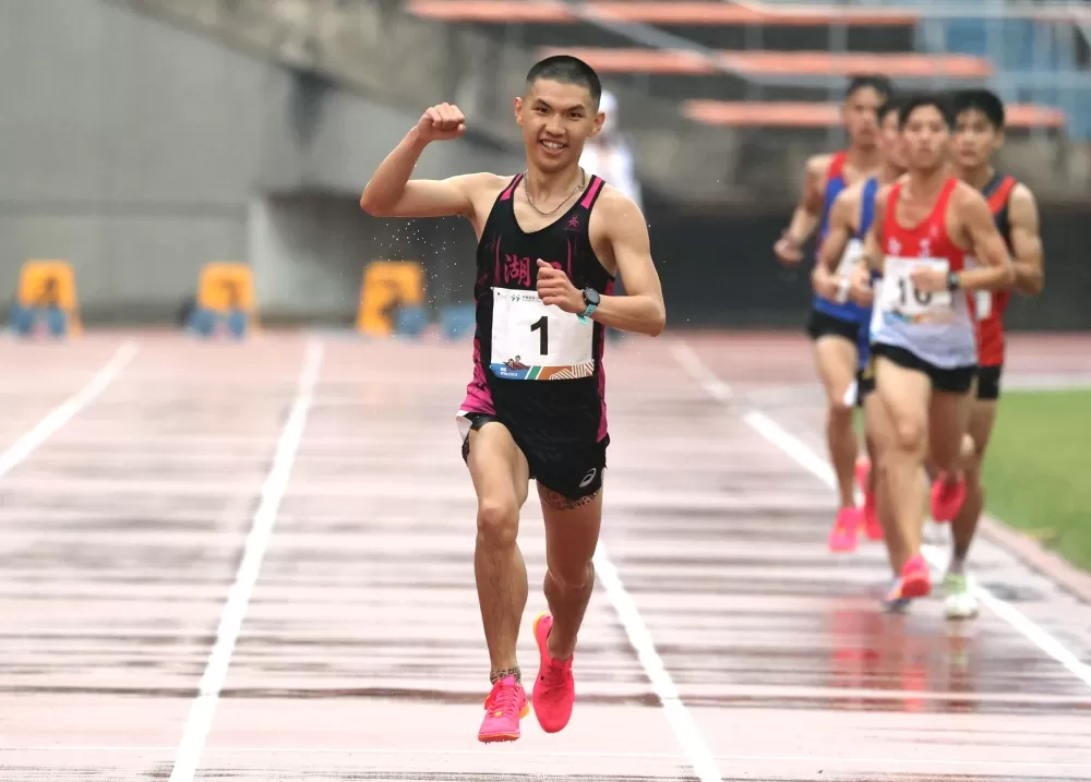 湖口高中徐立紘（前）31：27.35破大會。林嘉欣／攝影。