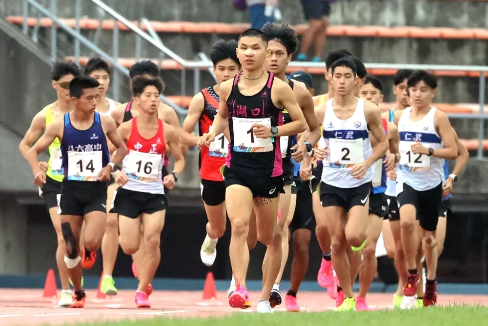 湖口高中徐立紘（前）破大會奪金。林嘉欣／攝影。