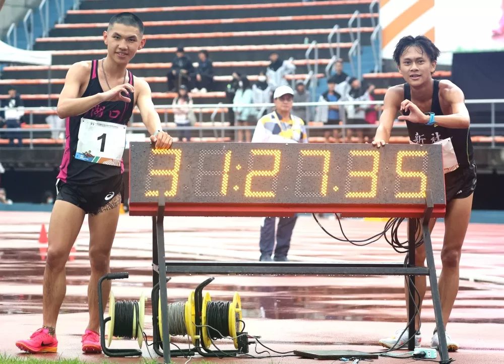 湖口高中徐立紘(左)31:27.35破大會,感謝中市新社高中田睿祥和他一起拚。林嘉欣/攝影。