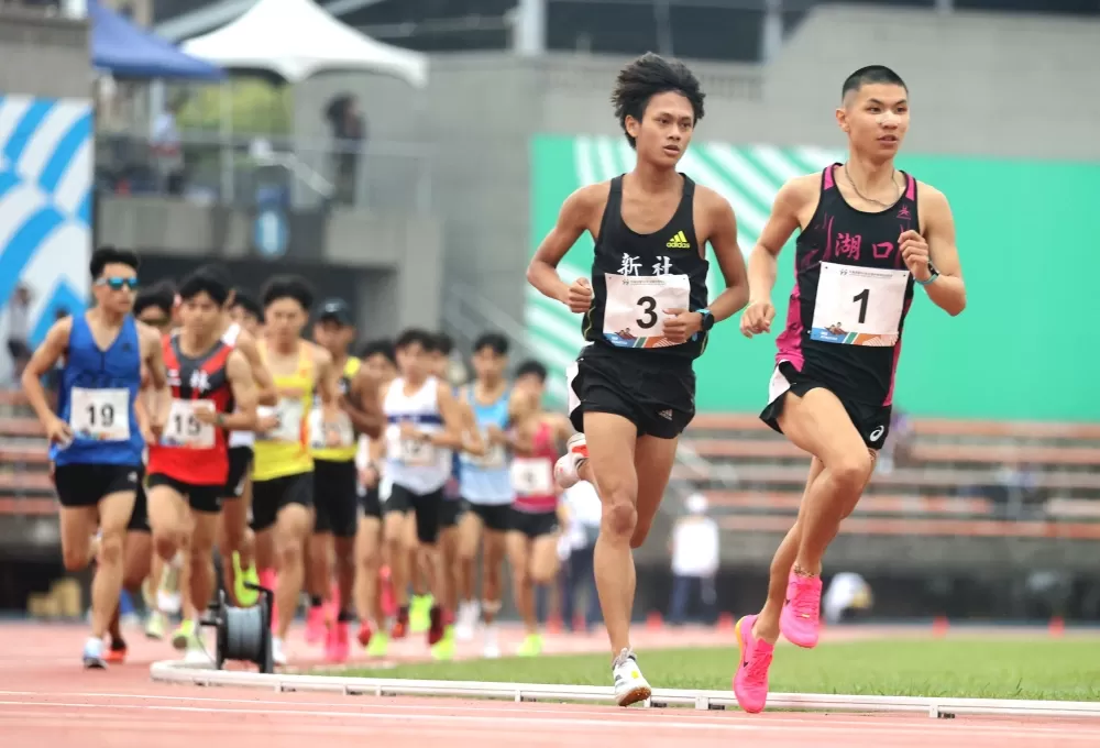 湖口高中徐立紘(前)感謝中市新社高中田睿祥和他一起拚。林嘉欣/攝影。