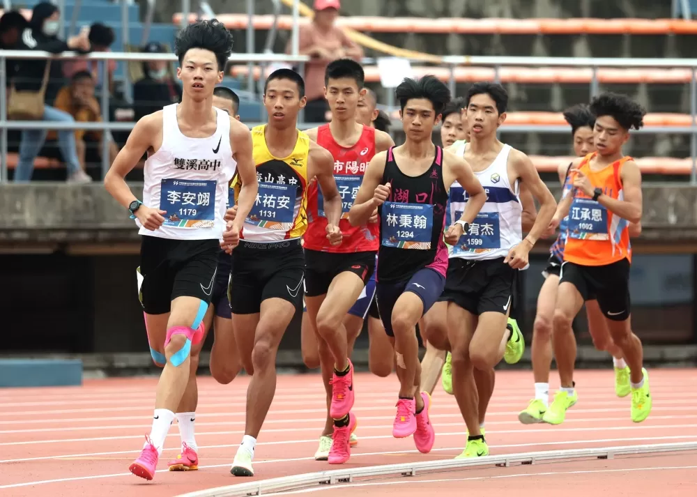 左二）和陽明高中曾子盛（左三）在高男1500公尺破大會。林嘉欣／攝影。