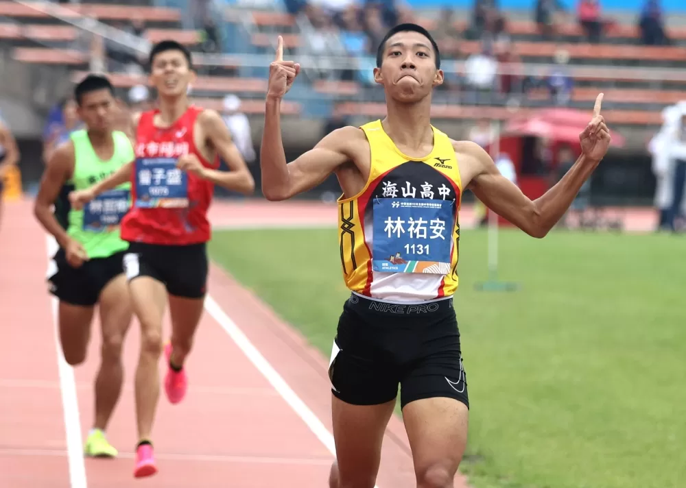 新北市海山高中林祐安在高男1500公尺(前)奪金破大會。林嘉欣/攝影。