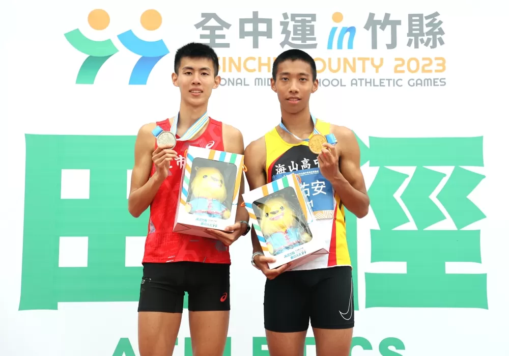 海山高中林祐安（右）和陽明高中曾子盛在高男1500公尺破大會。林嘉欣／攝影。