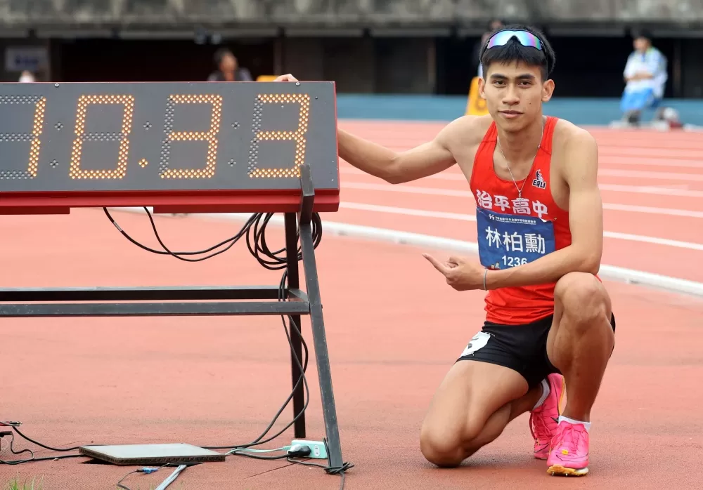 治平高中林柏勳飆10秒33，可惜超順風。林嘉欣／攝影。