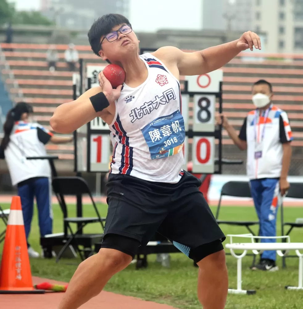 國男鉛球決賽，臺北市大同高中陳韋帆破大會。林嘉欣／攝影。