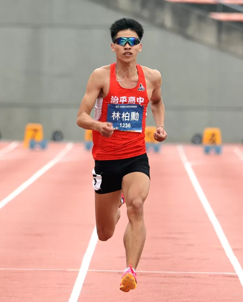 治平高中林柏勳飆10秒33，可惜超順風。林嘉欣／攝影。