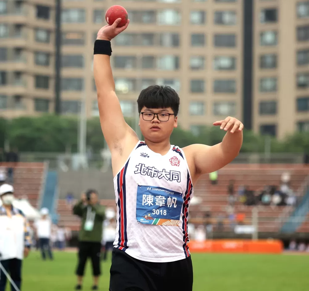 國男鉛球決賽，臺北市大同高中陳韋帆破大會。林嘉欣／攝影。
