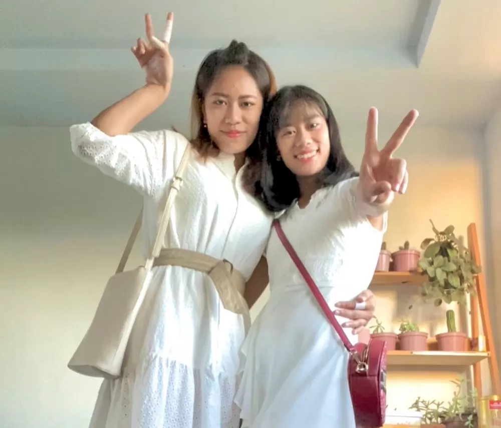 柳辰諭（右）跟姐姐。柳辰諭提供。