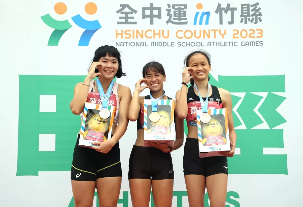 高女400公尺前三名。林嘉欣／攝影。