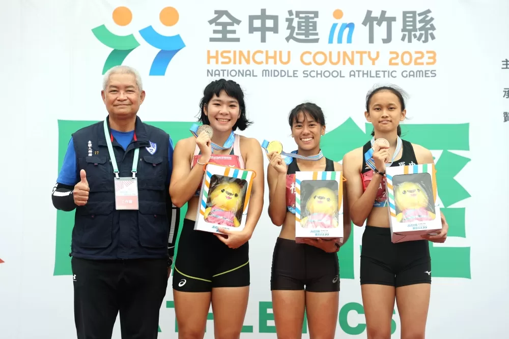 北市大同高中柳辰諭（右二）金牌淚獻天上外婆。林嘉欣／攝影。