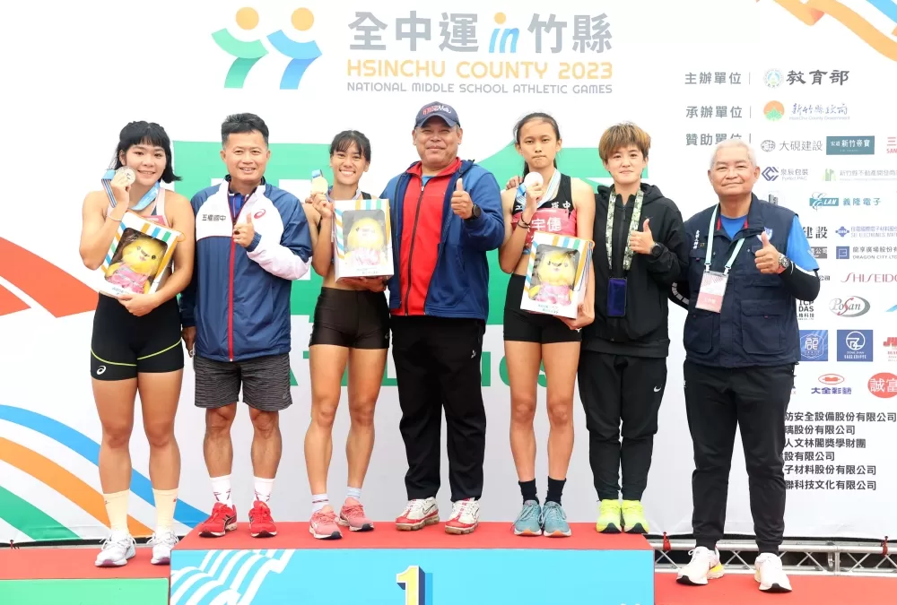 高女400公尺優秀選手和教練合影。林嘉欣／攝影。